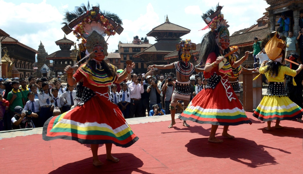 Des danseurs en costumes traditionnels lors de la cÃ©rÃ©monie Ã  Bhaktapur. 