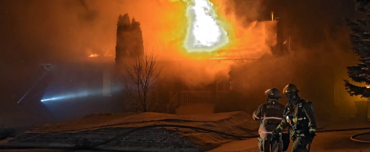 Une résidence rasée par les flammes à Mirabel - Le Journal de Montréal
