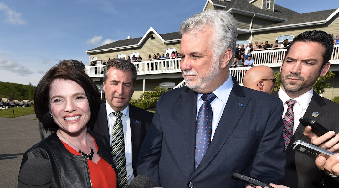 Le premier ministre et chef du Parti libéral du Québec, Philippe Couillard, était accompagné des députés André Drolet et Patrick Huot pour rendre visite à sa candidate Véronyque Tremblay au club de golf Royal Charbourg dans la circonscription de Chauveau.