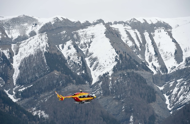 Un hélicoptère français près des lieux de l'accident.