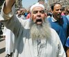 Un manifestant fait le signe des Frères musulmans avec sa main levée, au Caire, en Égypte. L’ISNA et l’AMC ont de nombreux liens avec l’organisation internationale.