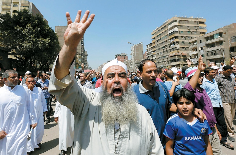 Un manifestant fait le signe des Frères musulmans avec sa main levée, au Caire, en Égypte. L’ISNA et l’AMC ont de nombreux liens avec l’organisation internationale.