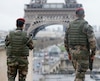 Des soldats français patrouillaient aux abords de la tour Eiffel, à Paris, la semaine dernière.